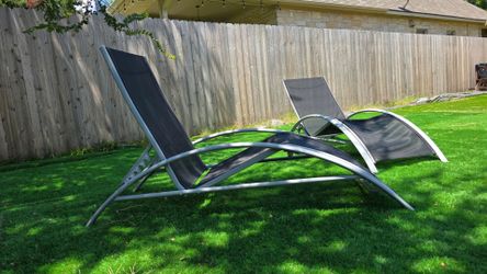 Set of 2 modern outdoor chaise lounge chairs