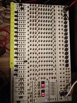 Mixer Console Bheringer