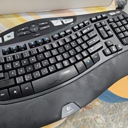 Barely used, full function, quiet Logitech K350 keyboard. 