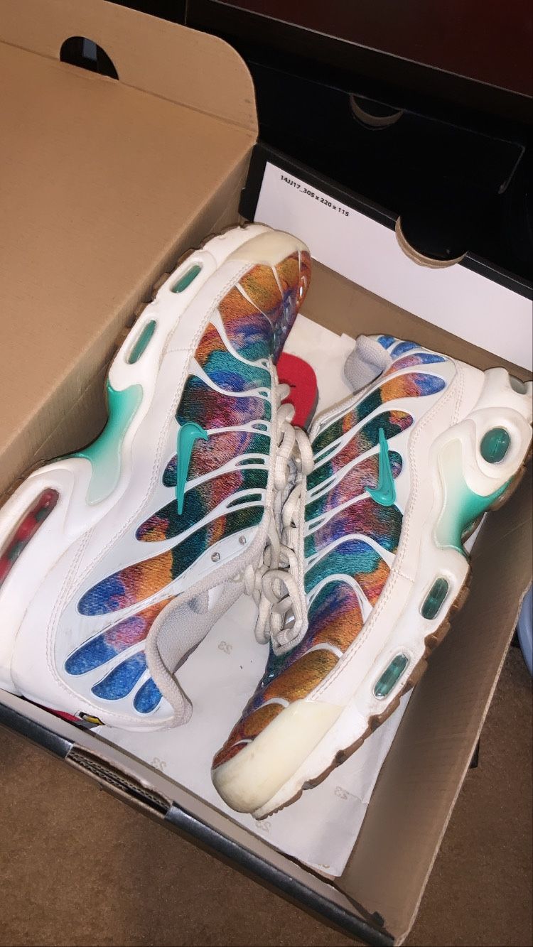 Alternate Galaxy AirMax Plus