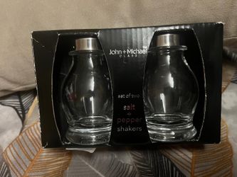 Salt and peeper shaker new