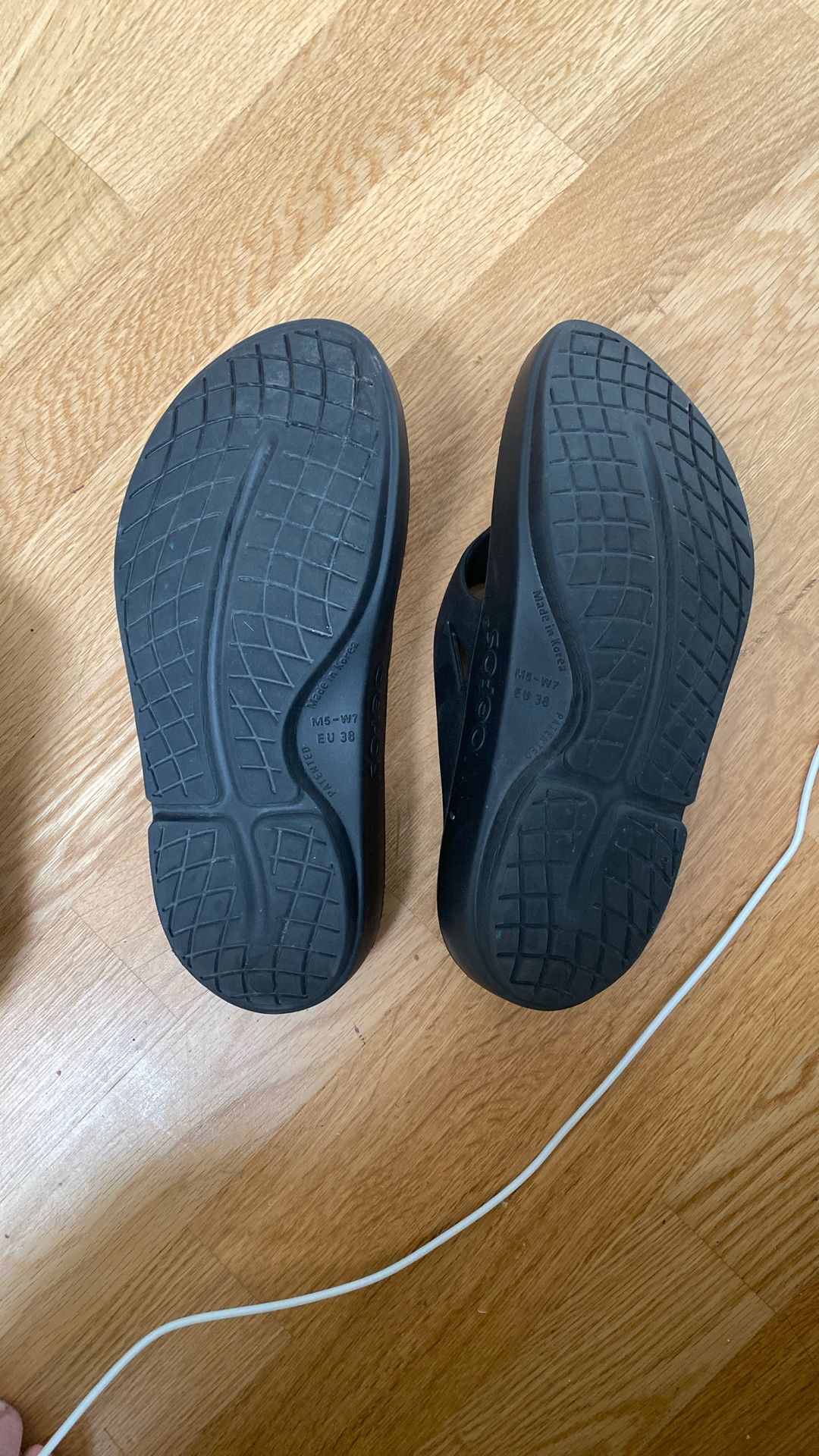 Women’s Oofos Thongs Slides 7 Worn only once