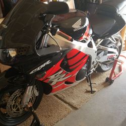 Honda CBR 900rr Fireblade Motorcycle Must Sell