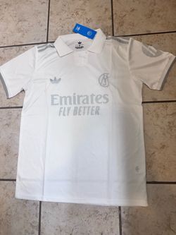 CAMISETA DE EL CLUB REAL MADRID