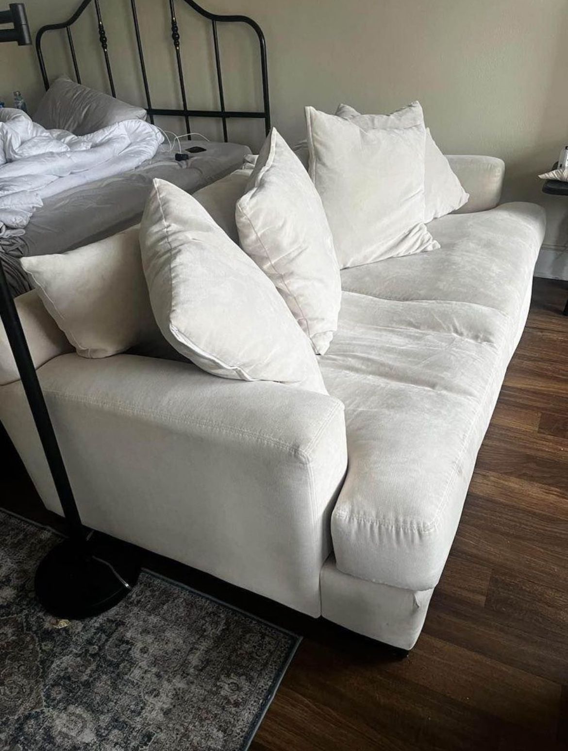 Large White Couch With Pillows 