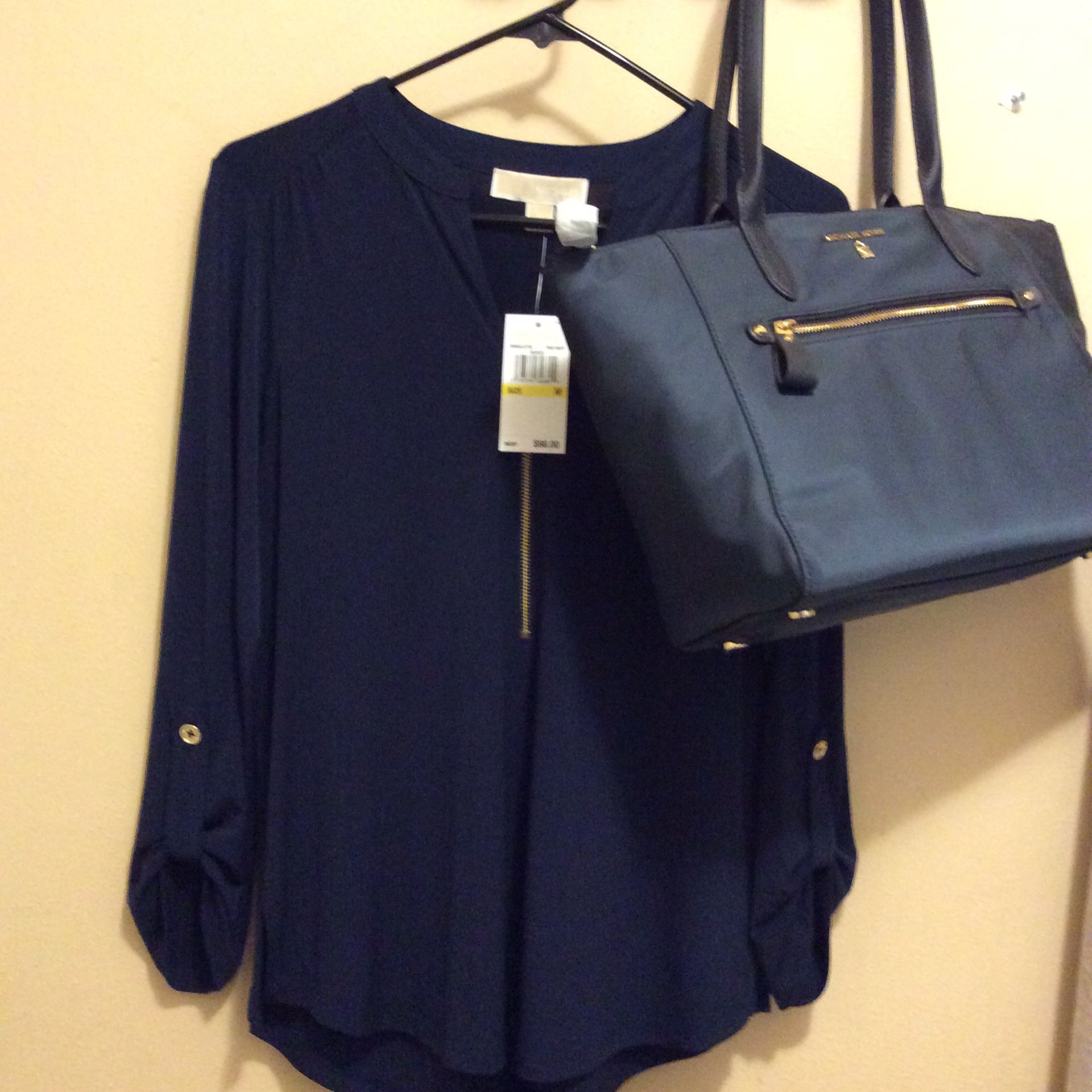 I sale together purse and blouse Michael kors