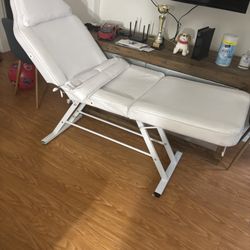 MASSAGE TABLE