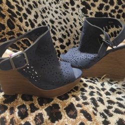 Womens Size 6 1/2 Cute Navy Wedges