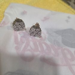 10k Gold Earings Diamond New Condition Real!