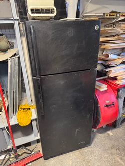 GE Black Top-Freezer Refrigerator