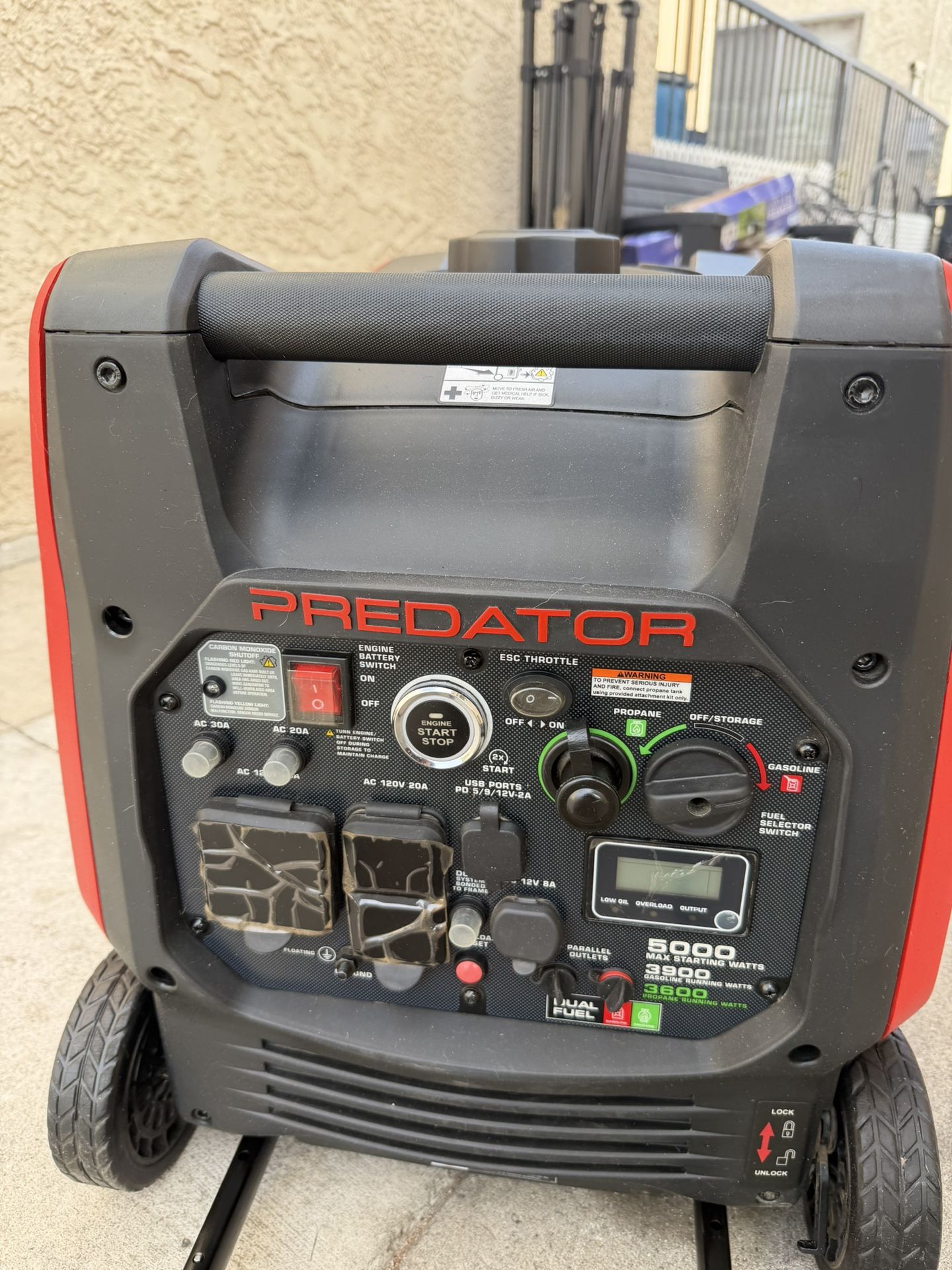 PREDATOR 5000 Watt Dual-Fuel SUPER QUIET Inverter Generator Good Condition ( The Push Button Not Work)