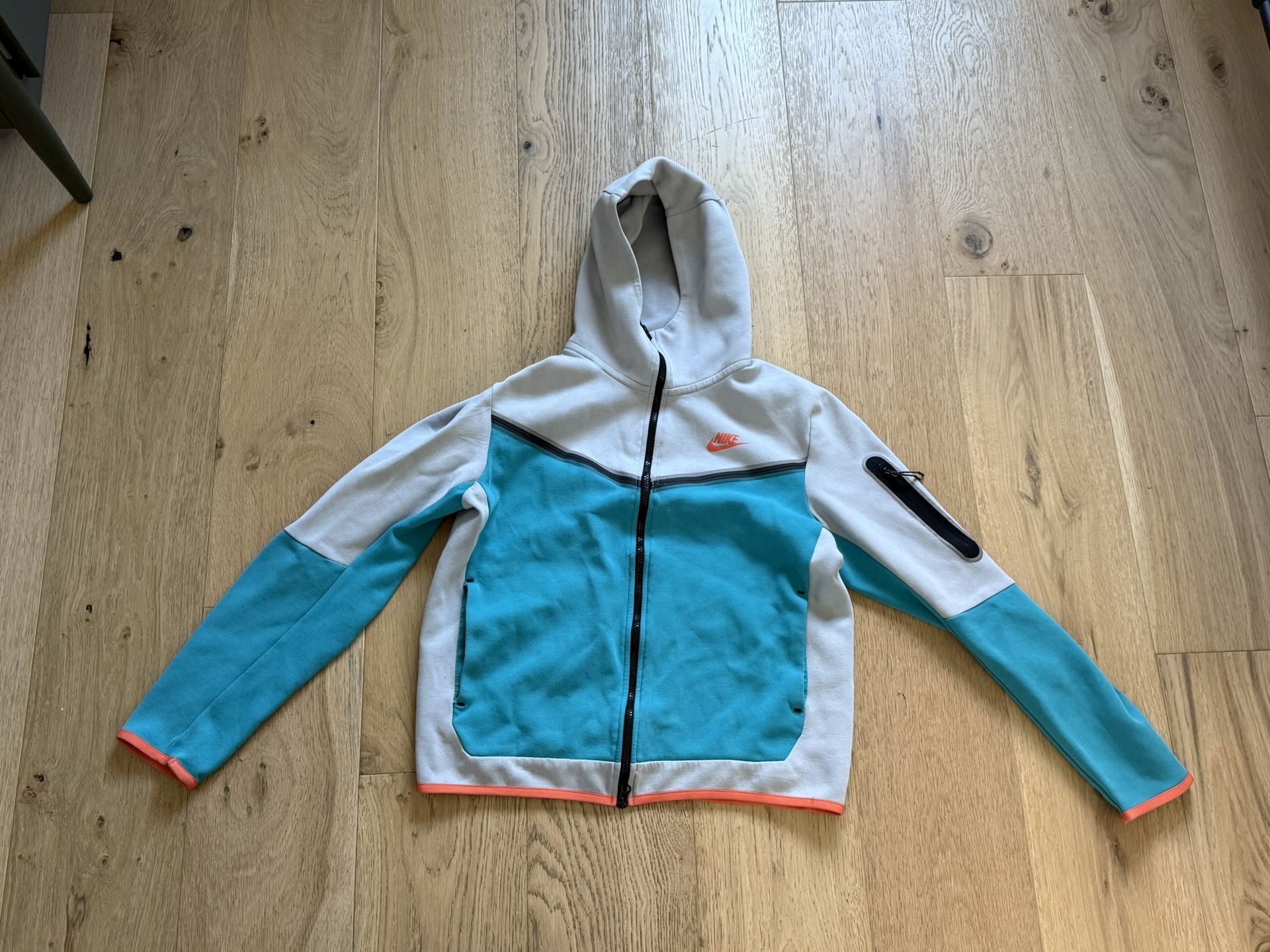 exotic nike tech size medium
