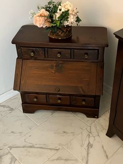 Antique style end table which storage