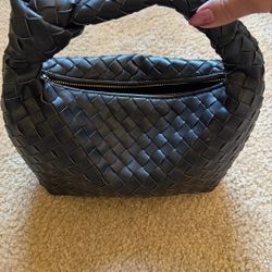 women’s black purse