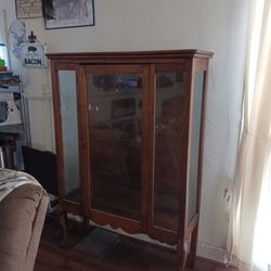 PICK UP !!!CASH ONLY!!!!Antique Wooden China Cabinet...Fragile!!!