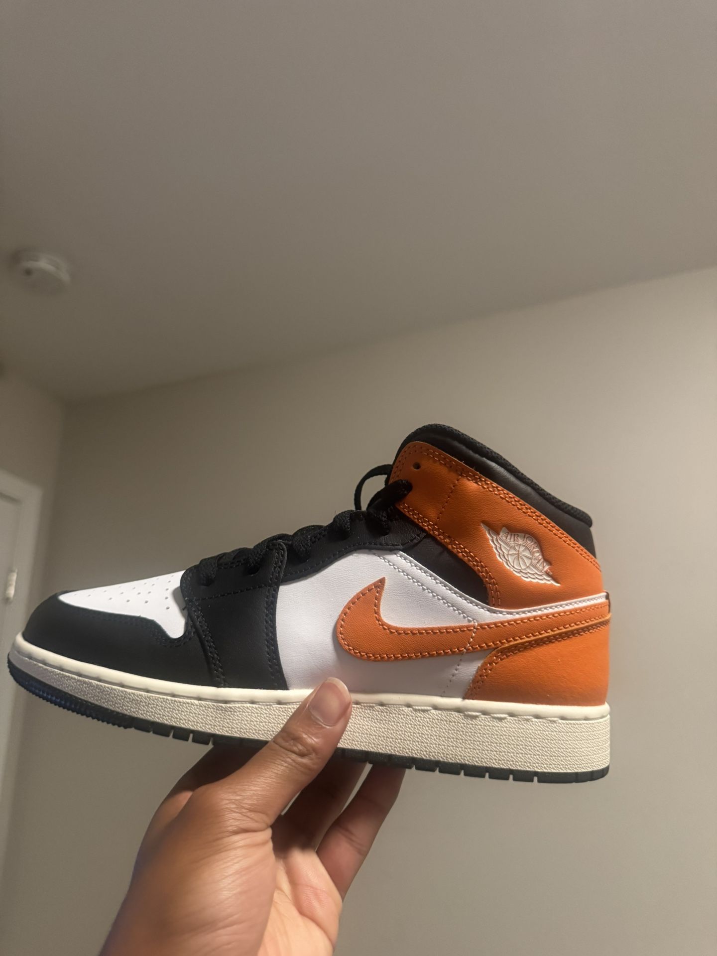 Jordan 1 Mid Black Toe Starfish