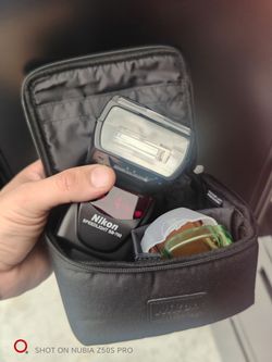 Nikon Speedlight SB-700 Flash with Case