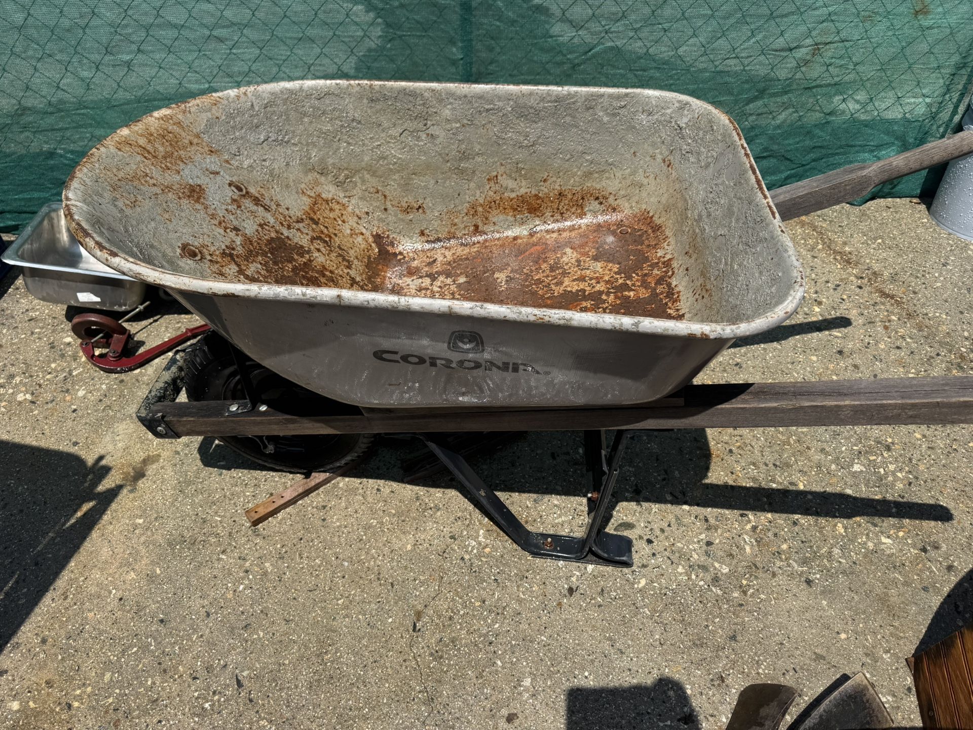 Contractors Wheelbarrow Carretilla Concrete Construction Cement Dirt Rock Mulch Etc