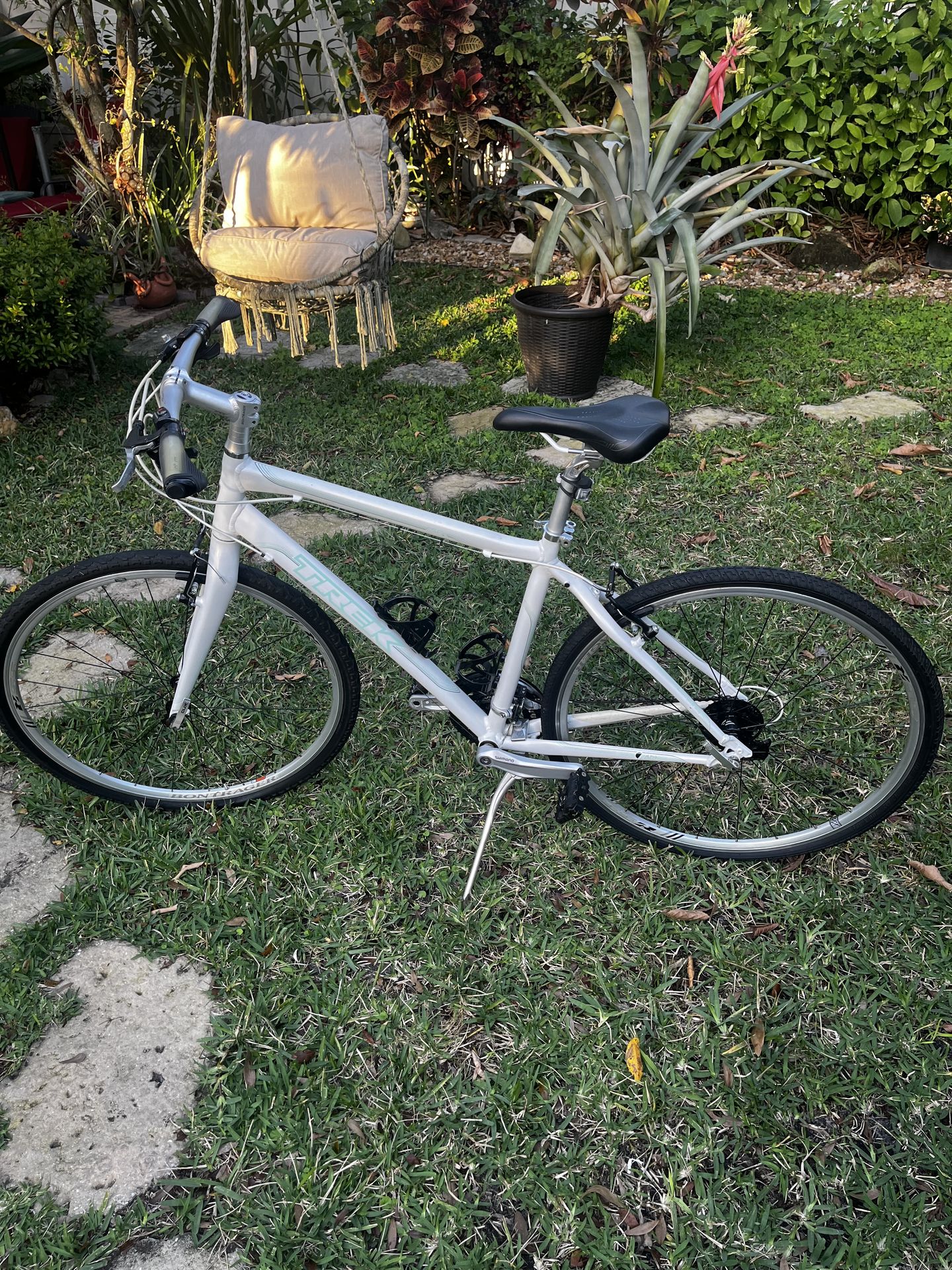 Trek hybrid bike