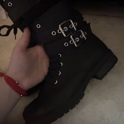 Black Boots 