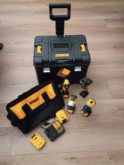 Dewalt Combo Tool Kit W/Rolling Carry Case