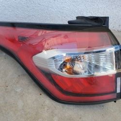 2017-2018 FORD ESCAPE LEFT TAILAMP
TAIL LAMP LIGHT DRIVER SIDE GENUINE
USED OEM. D3