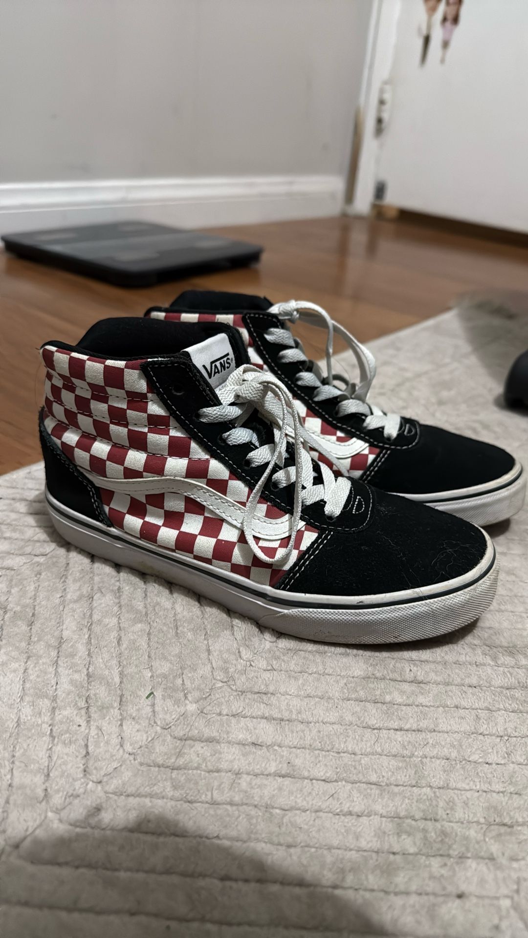 Vans Youth 4 / Women’s 5.5-6