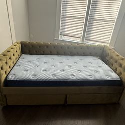 GENTLY USED DAYBED  MATTRESS INCLUDED