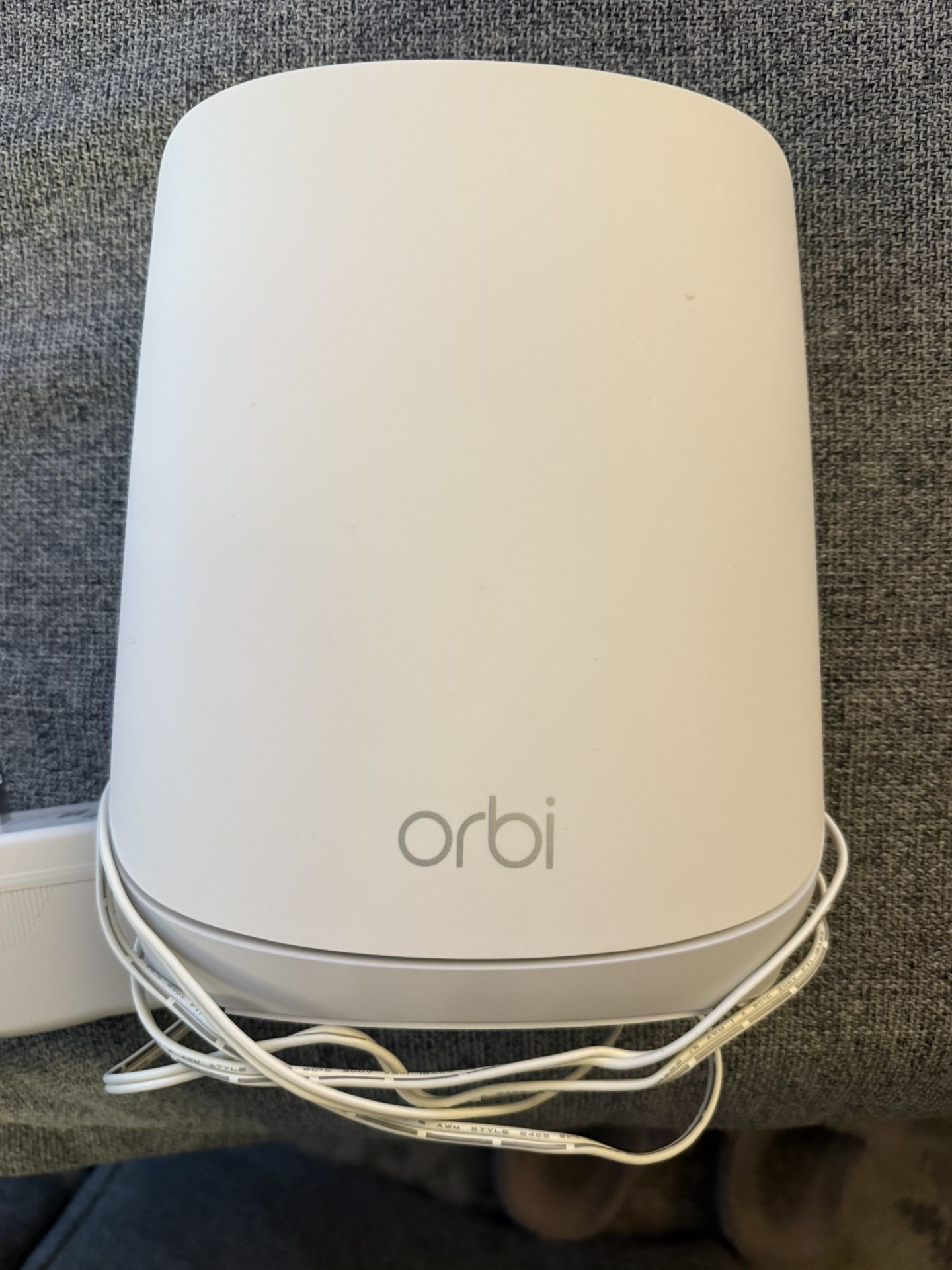 NETGEAR Orbi Whole Home Tri-Band Mesh WiFi 6 System – Router With 1 Satellite Extende