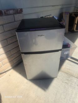 Whirlpool mini fridge with freezer