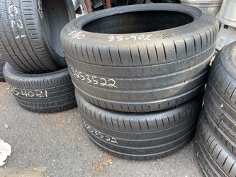 325/35ZR22 Michelin 325/35/22 pair of 2 used matching tires in great condition  150$  each tire plus tax .  Mount available but not included. Wheel al