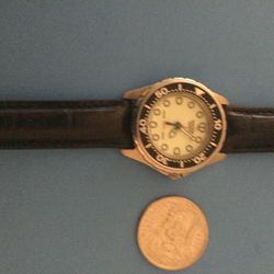 The wristwatch works well shines in good condition