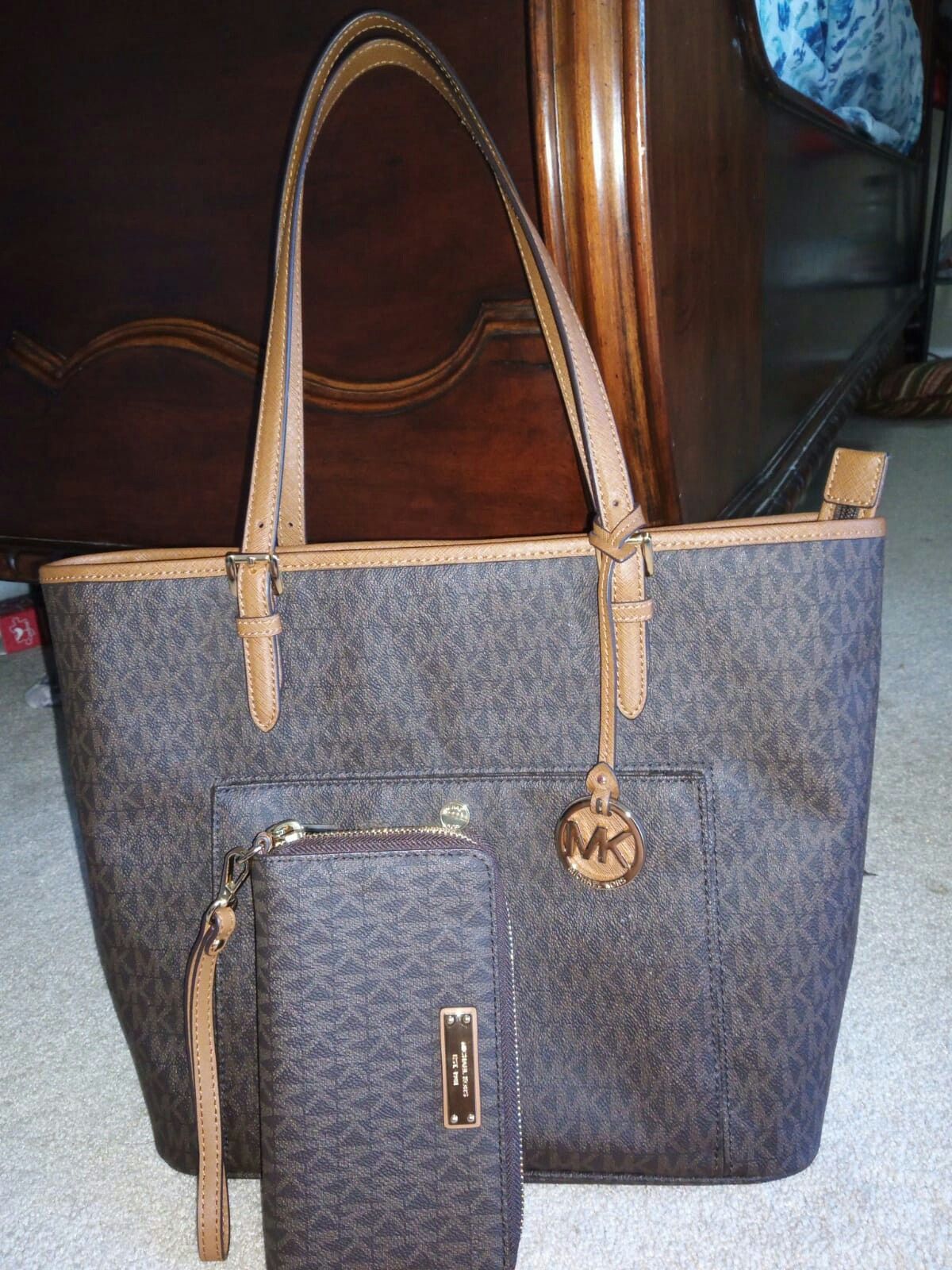 MK hand bag ..in perfect. Condition ..