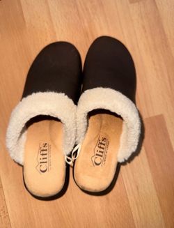 Cliffs by White Mountain Brown Sherpa Lined Faux Leather Clogs - 5 1/2 - like new
