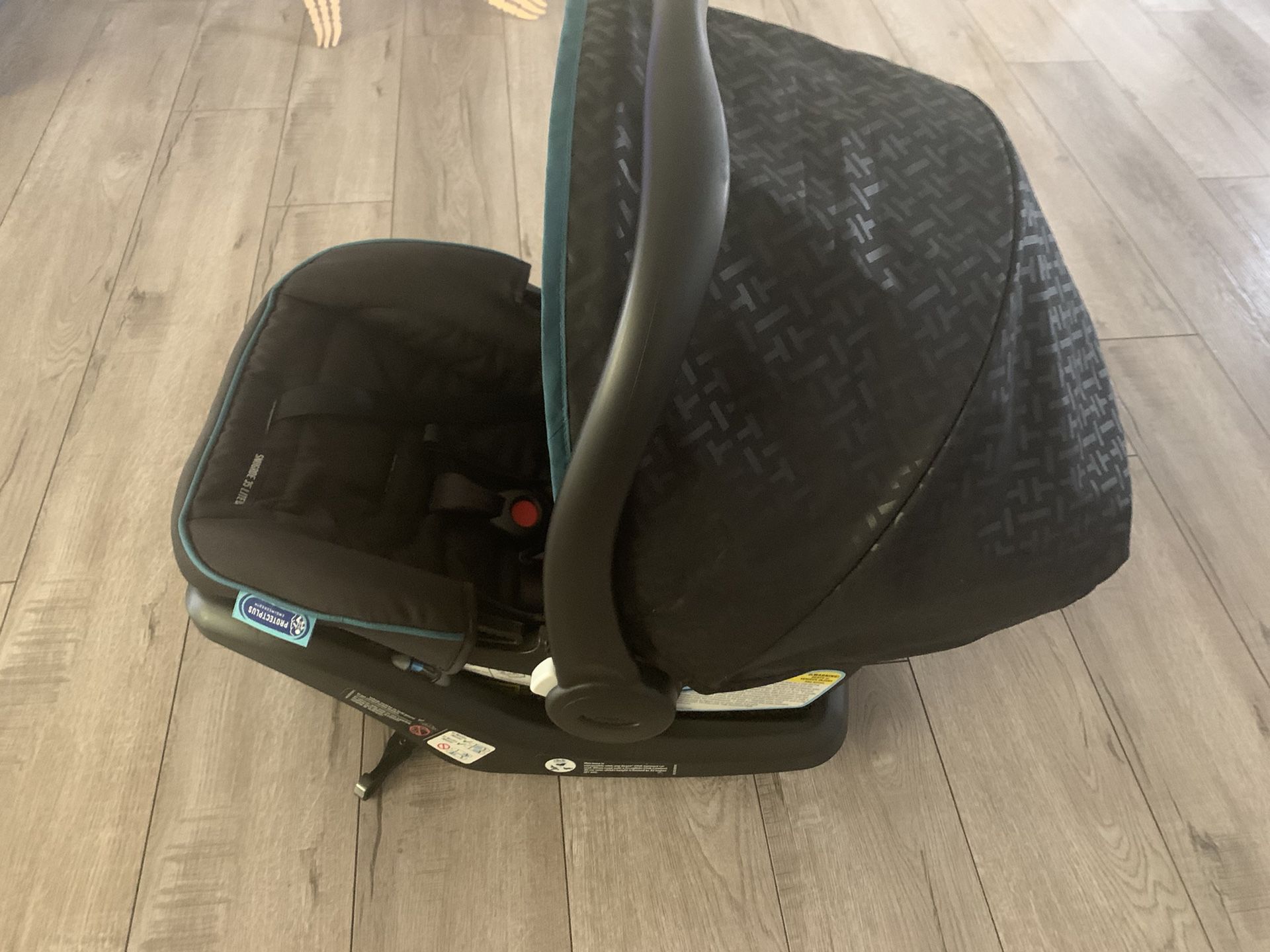 New Graco Baby Car Seat 