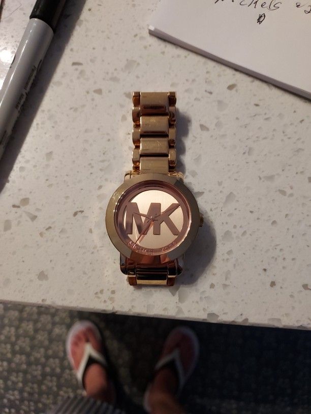 WOMEN'S ROSE GOLD MICHAEL KORS WATCH GOOD CONDITION$75.00