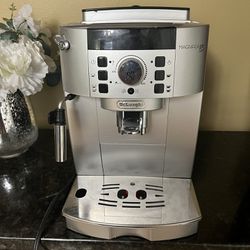 cappuccino machine  Delonghi Magnífica XL