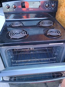 BLACK ELECTRIC STOVE IN MINT CONDITION 