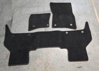 2021 Land Rover Defender 110 OEM carpet Floor Mats. 3 piece - Front and Back .