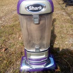 NICE SHARK NAVIGATOR VACUUM 