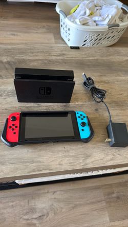 Nintendo Switch - comes with grip and glass screen protector