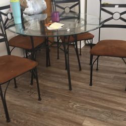 Dinning Room Table And 4 Chairs 