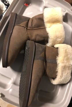Women’s fur lined boots. Size 9 never worn