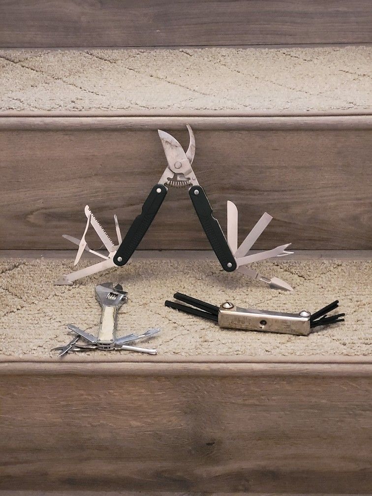 MULTI-TOOLS LOT