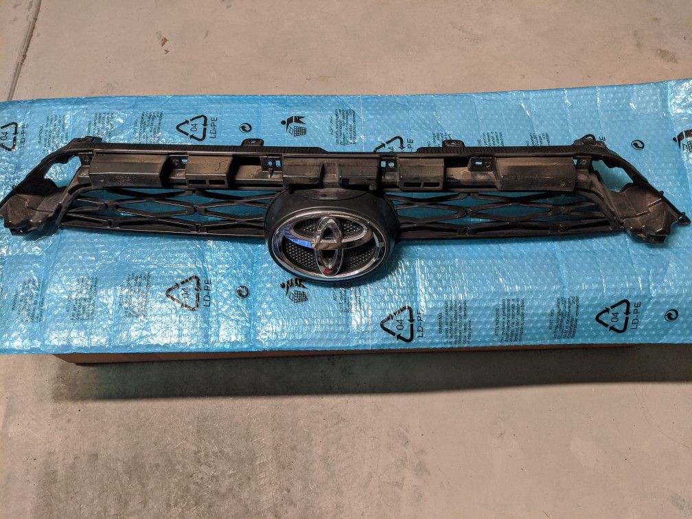 Toyota 4Runner (2015 2016 2017 2018) - GRILLE GRILL OEM