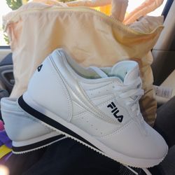 FILA Women's Machu Casual Walking Sneaker Lace Up Shoe White Black Size 6 $35 Obo