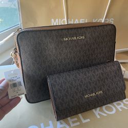Michael Kors Crossbody Purse With Matching Wristlet Wallet 👌🏻Brand New  💯 Authentic !!!