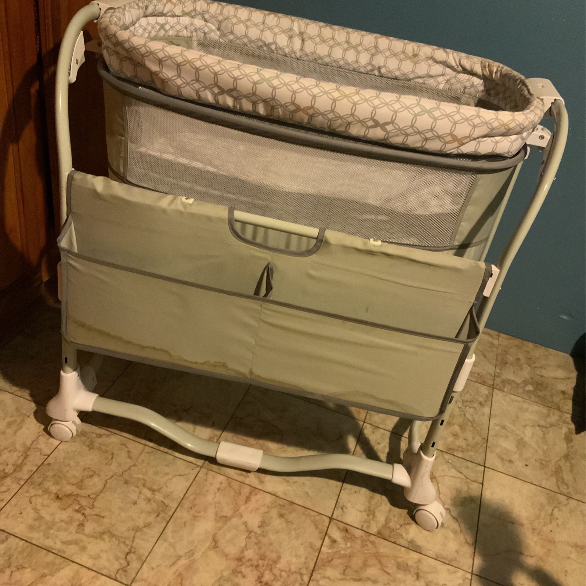 Baby’s Bassinet With Wheels 