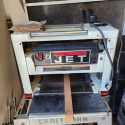 Jet Wood Planer Comes with 2 knives. And 2 Drive Belts