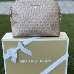Michael Kors Dome Crossbody, New in Gift Box/ MK nueva en caja de regalo